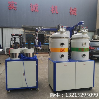 東莞發泡機廠家，聚氨酯鞋墊發泡機，實誠機械自成皮發泡機