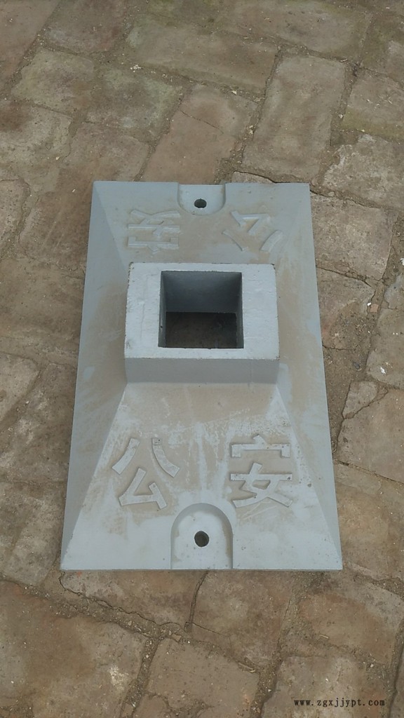 生鐵墩子 底盤長(zhǎng)寬高可以定做交通隔離墩 按需要定做 模具實(shí)型鑄造