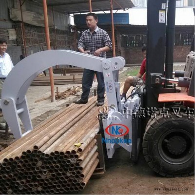 建筑工地建材搬運(yùn)設(shè)備工地建材搬運(yùn)工具叉車機(jī)械手建材搬運(yùn)叉車夾抱機(jī)建筑工地鋼管腳手架搬運(yùn)叉車抱夾鋼管腳手架裝卸叉車貨叉抱臂